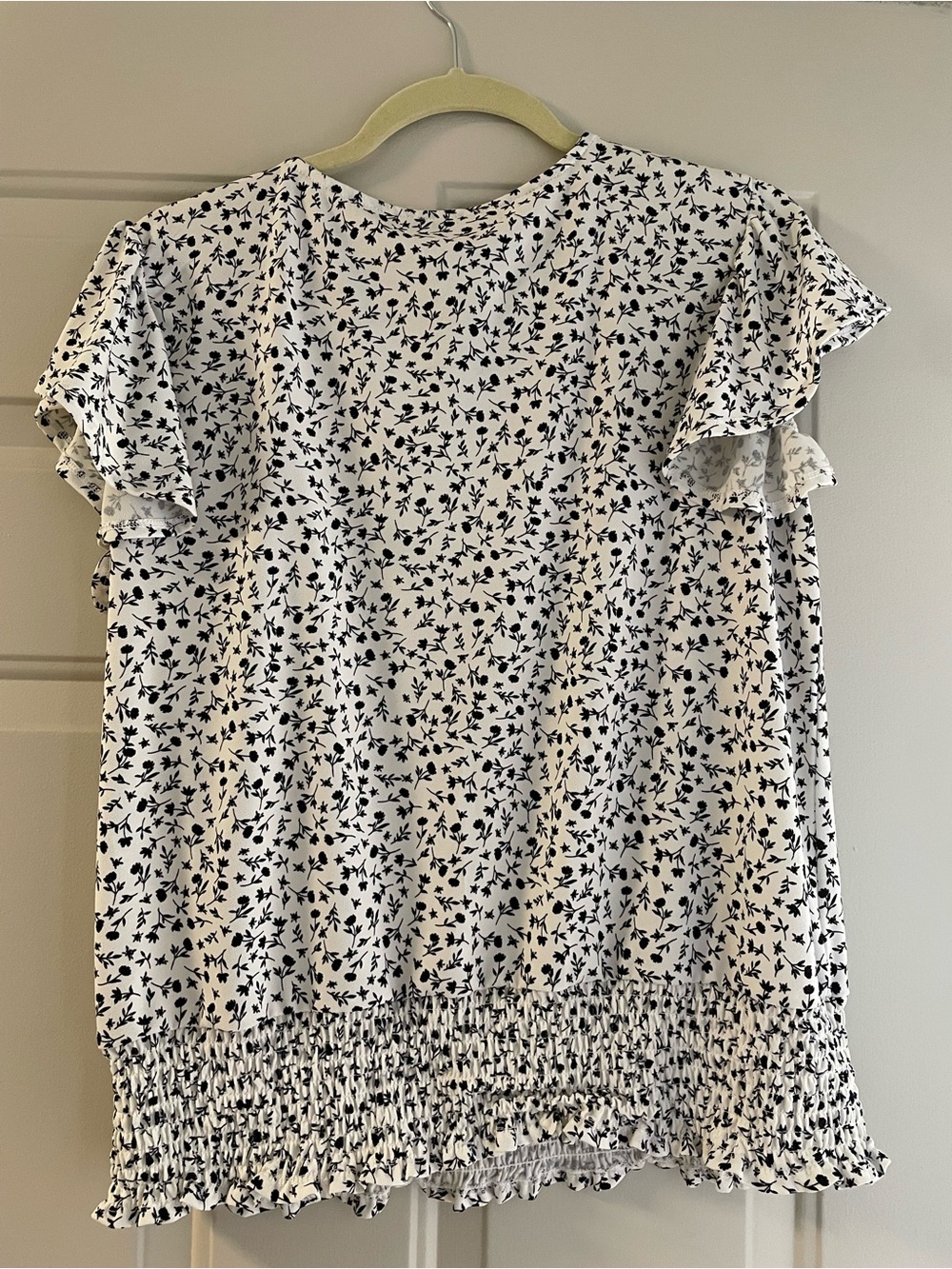Adrianna Papell Women’s White Floral Ruffle Sleeve Top Sz M - Picture 3 of 5